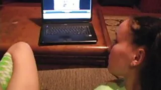 Teen djevojka je kćer pomaže drkati