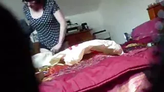 Moj napaljeni mama je kroz nju igračka za krevet uhvaćen skrivena kamera