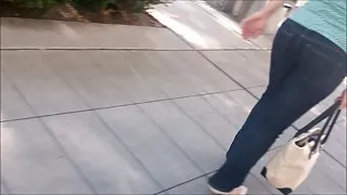 Slatka kratke mama s napeta okrugli magarca u обтягивающих trapericama