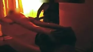 Masturbira skrivena u массажном salonu