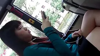 S prekriženim nogama uređenje šminka autobusom