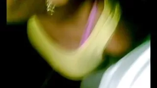 Ona mu omogućuje da mrlja joj sise