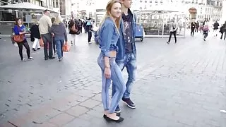 Vruće plavuša nosi obojene traperice u javnim