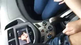 Dobar masturbira u automobilu