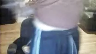 Amater djevojka pokazuje svoje sise i pušaka