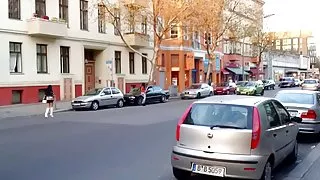 Lijepa djevojka проститутку u Berlinu na ulici