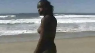 Crna djevojka na plaži treperi sise i maca u automobilu