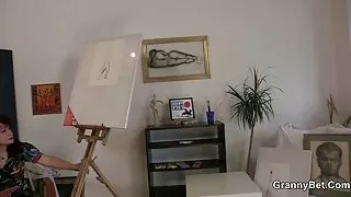 Pijetao gladnih zrela umjetnica uzima to teško