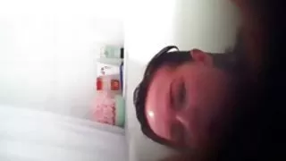 Orgazam sestre u kupaonici. skrivena kamera