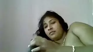 Desi indijski bhabhi govoriti, držeći kurac u usta