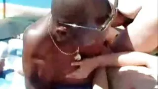 Moja žena je kurva jebanje sa strancem crni bik na plaži нудистском