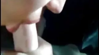 Teen teen masturbira jedni u automobilu. Kraj u usta