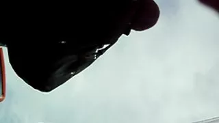 Босо milf crnu haljinu i crne tange
