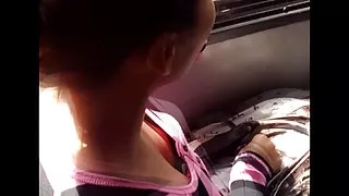 Mladi bezobrazan tits na autobus Chica kon tvrtka tetas paraditas 2