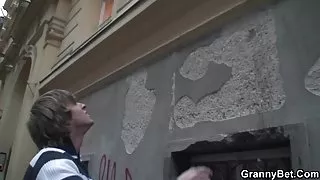 Usamljeni stari guta njenu baku, i vozi njegov kurac