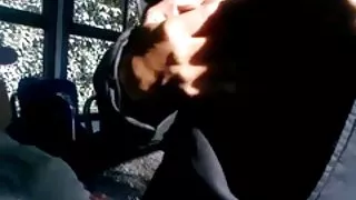 Pokazuju sise u autobusu