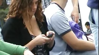 Teen javnih drolja downblouse fantastične sise tresti na kraju!