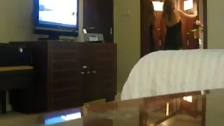 Polugola arapska žena je kurva zadirkuje zaposlenika hotela 01