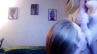 Tranny ejakulira u usta djevojke