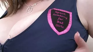 Prsata teen drolja s ogromnim буферами ublažava svoje uniforme