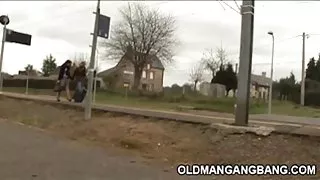 Dvaput u anal na poklopcu motora