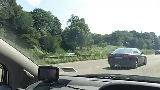 Шалава igrati na svom putu, sa velikom masturbira
