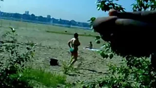 Ukazivanje na plaži s камшотами. ruski