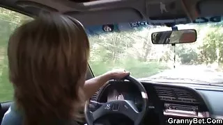Baka dobiva prikovan stranac