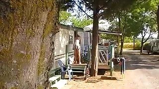 Voajer seksi susjeda teen milf u kampu