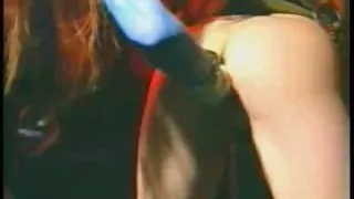 Djevojka šake na koncertu na pozornici