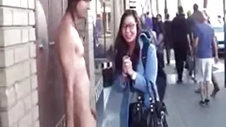 Čin djevojke kao što nikada nije vidio!