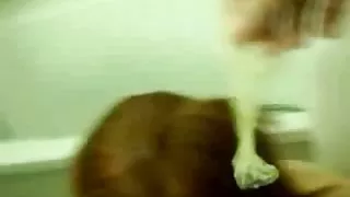 Britanski drolja jede kondom cumshot
