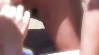 Moja шлюшка zabavljati sa nepoznatim ljudima na plaži. Amaterka