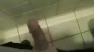 Гоч emo junica daje masturbira u wc
