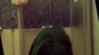 Djevojka s mladim elastična tijela uzima tuš.