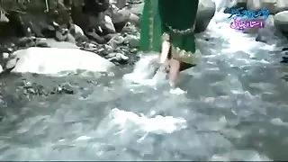 Desi djevojka u prozirnoj mokro sari, pokazujući sise..topla emisija