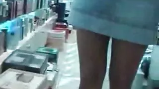 Bez gaćica ispod suknje u trgovini parfema